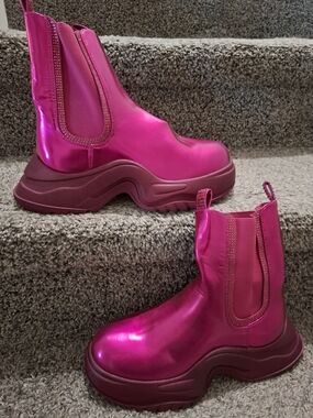 Cape Robbin Metallic Hot Pink Chunky Chelsea Booties NWOT